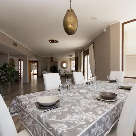 Veronika Stunning 3 Bedrom Private Heated Pool アデヘ